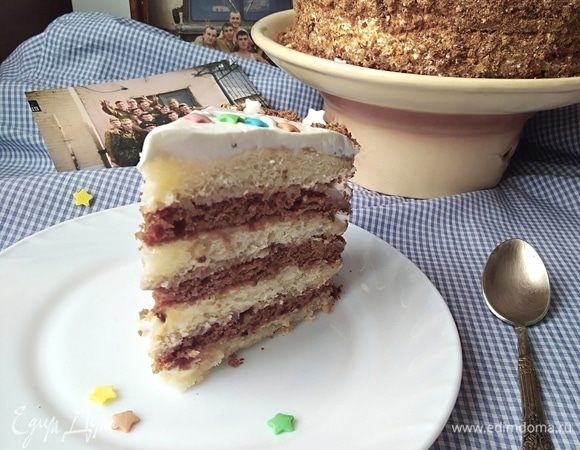 Первый кусочек!
Нежный торт с хрустящими орешками, к тому же из простого набора продуктов.