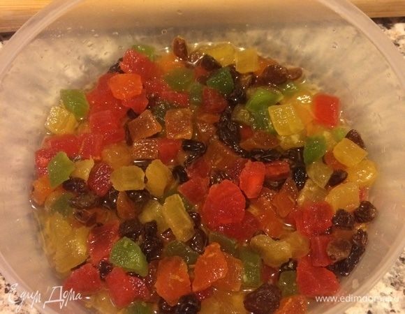 Цукаты и изюм ТМ «Семушка» хорошо промыть теплой водой, добавить цедру, бренди, перемешать, накрыть и дать настояться 5-8 часов.