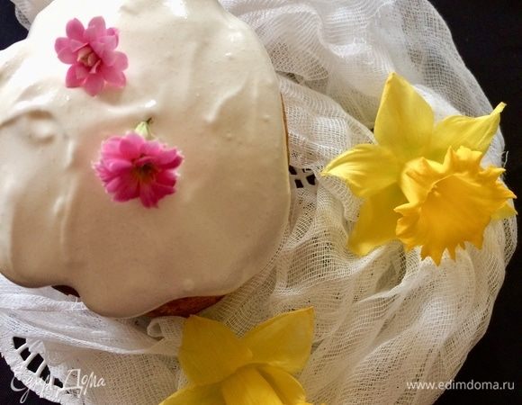 По желанию куличи можно полить глазурью (для глазури я смешала один белок с 110-120 г сахарной пудры).