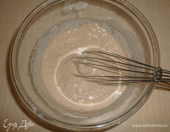 Добавить молоко. Взбить венчиком, постепенно влить газировку.