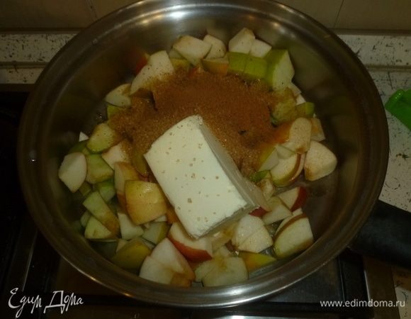 Начинка. Яблоки нарезать кубиками, сложить в сотейник, добавить сливочное масло, сахар, корицу и лимонный сок. Перемешать и поставить вариться на слабый огонь. Когда масса загустеет, снять с огня.