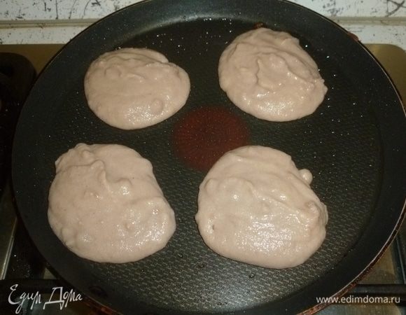 Сковороду разогреть, смазать маслом (я использую для этого кисть). Выкладывать на сковороду тесто ложкой. Обжарить оладьи с двух сторон.