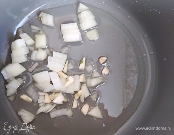 В сотейнике разогреть растительное масло. Лук и чеснок нарезать кубиками и пассеровать около минуты. 