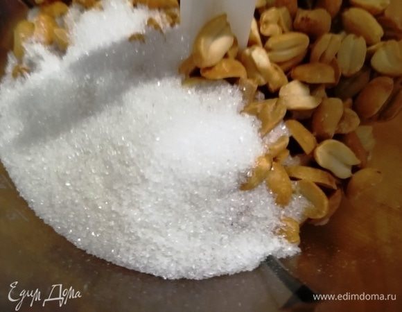 Арахис жареный ТМ «Семушка» и обычный сахар измельчите в кухонном комбайне.