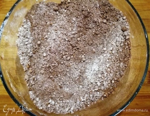 Смешайте какао-порошок, муку, соль, перемолотый арахис.