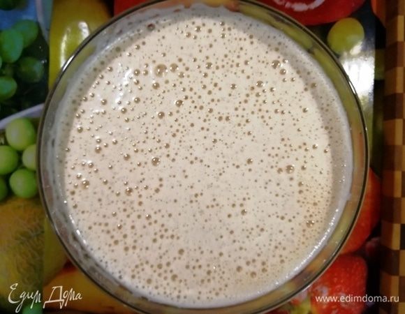 Яйца взбейте с коричневым сахаром до увеличения объема не менее, чем в 2 раза.