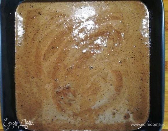 Вылейте тесто на противень и отправьте в разогретую до 180°С на 15-20 минут.