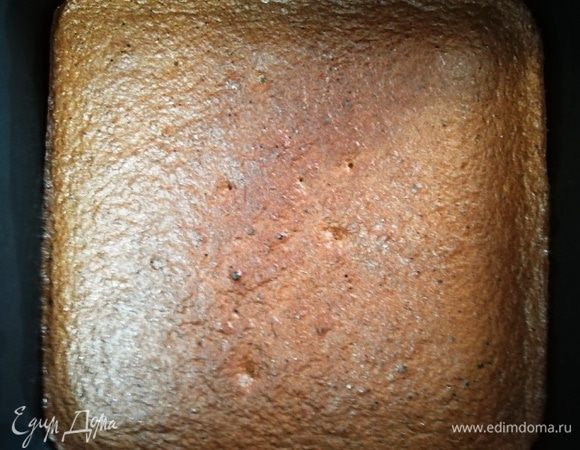 Выньте бисквит из духовки и охладите. Он получился не очень высокий и плотный из-за обилия орехов.