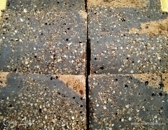 Каждый квадрат разрежьте вдоль. Таким образом у нас получится 8 тонких коржей, посмотрите сколько орехов в начинке!