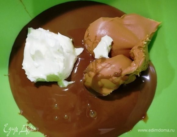 Готовим крем. Смешиваем арахисовую пасту, рикотту, сгущенное молоко с кофе. 