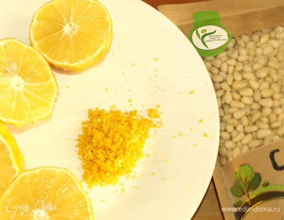 Лимоны тщательно моем. Снимаем цедру, выдавливаем сок. 