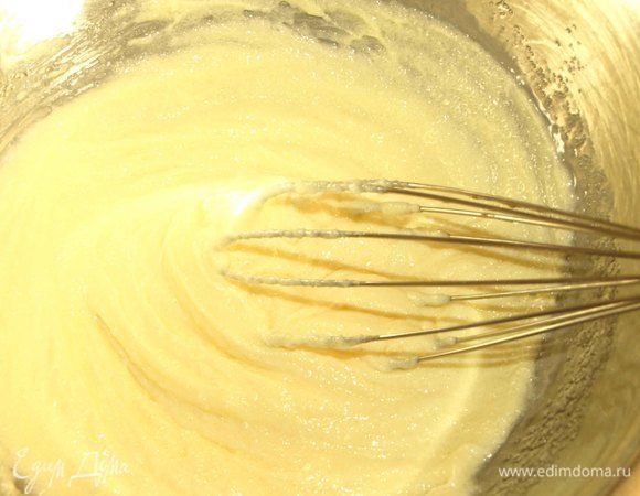 Все продукты должны быть комнатной температуры. Размягченное сливочное масло соединяем с растительным маслом и сахаром и хорошо взбиваем.  