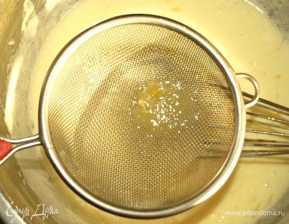 Добавляем сок и цедру лимона. Сок желательно процедить. 
