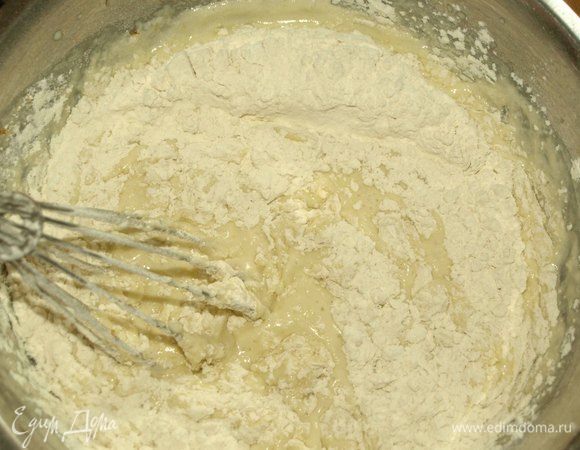Добавляем просеянную муку, соль и разрыхлитель. Тщательно перемешиваем.