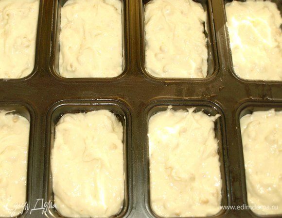 Формы при необходимости смазать маслом. Наполнить тестом. И отправить в заранее разогретую до 180°С духовку. Выпекать до сухой спицы. 