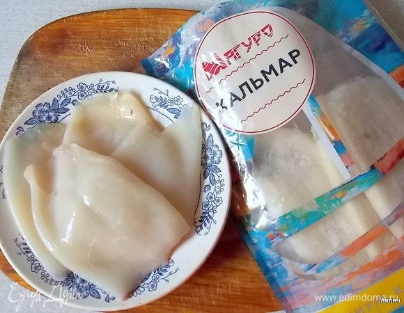 Для этого «сыра» мы будем использовать кальмары ТМ «Магуро». Они уже прекрасно очищены и нам останется только их сварить. Для этого мы доводим соленую воду до кипения, кладем кальмары и доводим снова до кипения. Варим одну минуту, сливаем воду и сразу остужаем под струей холодной воды. Перед применением споласкиваем их холодной кипяченой водой, чтобы смыть простую воду.
