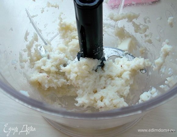 Измельчить кальмары в блендере.