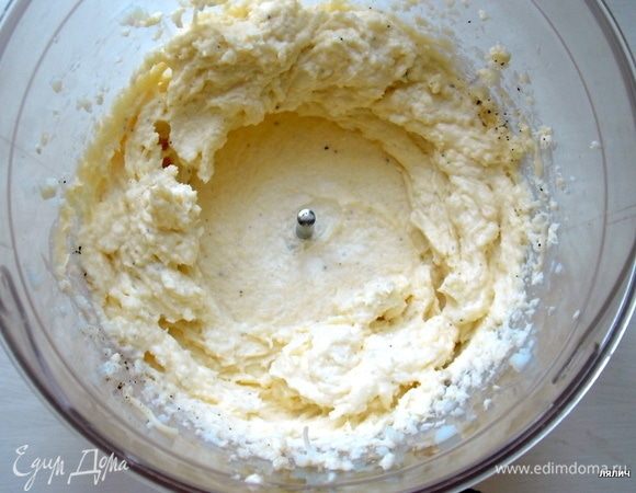 Смешать в блендере мягкое масло, сыр, кальмары и молоко до однородной массы. Перец можно добавить или нет, это на ваше усмотрение.