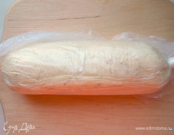 Нужно взять чистый полиэтилен и на него разложить массу в виде брусочка или колбаски. Туго завернуть и убрать в холодильник на несколько часов.