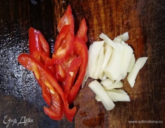 Чеснок и перец чили нарежьте.
