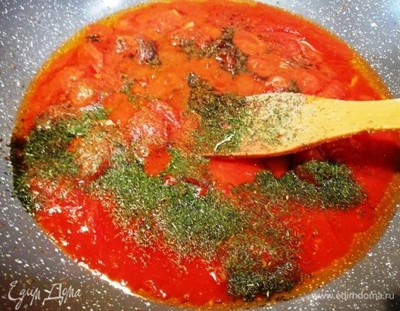 Добавьте консервированные томаты и сушеную зелень, соль и перец, тушите в течении 5 минут.