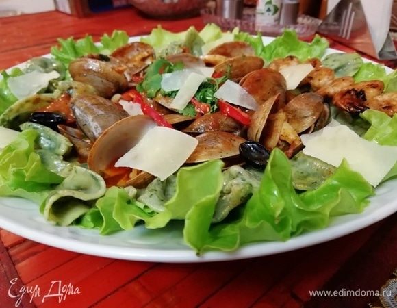 Все готово, подаем с зеленью и лепестками пармезана. Приятного аппетита!