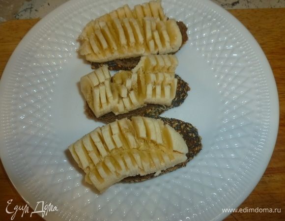 Банан нарезать на ломтики, размером с кусочек хлеба. Примять его вилкой.