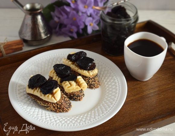 На бананы разложить чернослив. Приятного аппетита!
