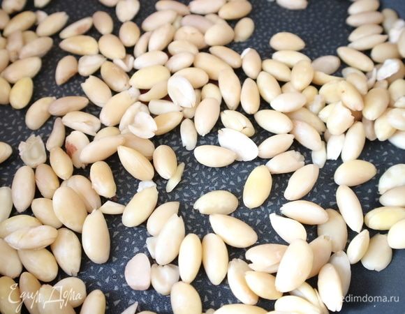 Вскипятить воду в сотейнике. Поместить туда миндаль на 5–7 минут, очистить шелуху.  Обсушить бумажным полотенцем. Обжарить слегка на сухой сковороде.