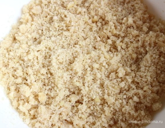  Поместить миндаль в блендер, измельчить.