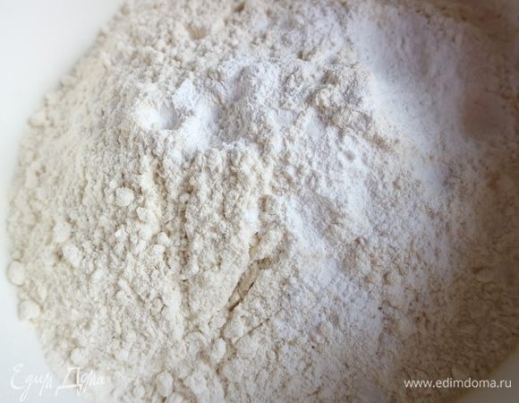 Тесто. Муку смешать с разрыхлителем. 