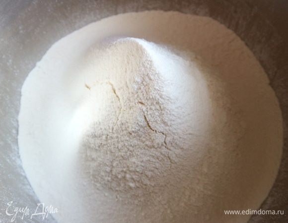 Просеять в кастрюлю, в которой будете взбивать смесь. 