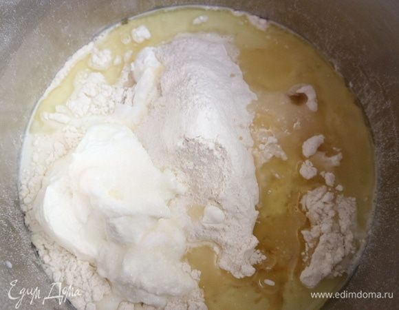 Добавить мягкий творог, молоко, сахар, соль, оливковое масло, ванильный сахар.