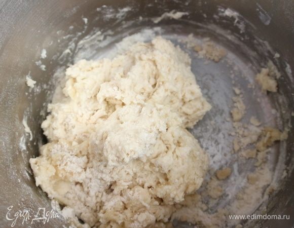 Миксером с насадкой крюк перемешать тесто на максимальной скорости, недолго, примерно 1 минуту. Если вы будете перемешивать дольше, тесто будет клейким.