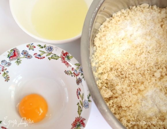 Начинка. Белок отделить от желтка. Потребуется белок и 0,5 шт. желтка. Смешать в кастрюле измельченный миндаль, сахар, миндальную эссенцию, белок, желток, воду. 
