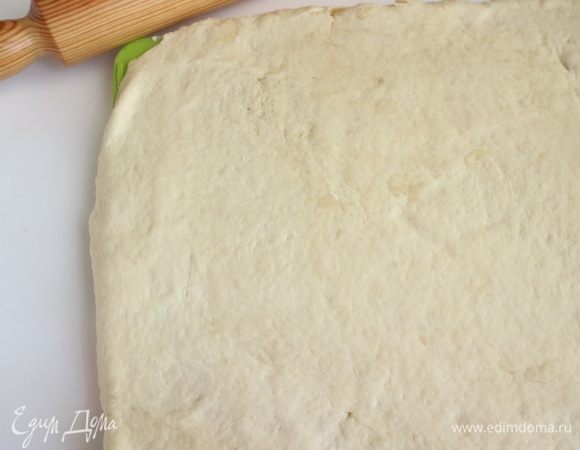 Духовку разогреть до 190°С. На посыпанной мукой рабочей поверхности раскатать тесто в прямоугольный пласт (примерно 35 см х 45 см).