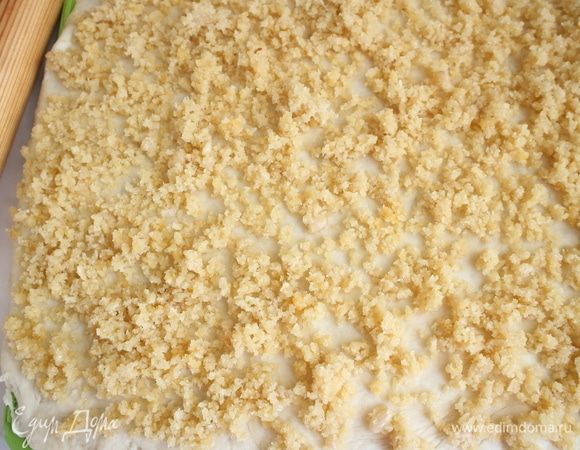 Равномерно распределить начинку на тесто.