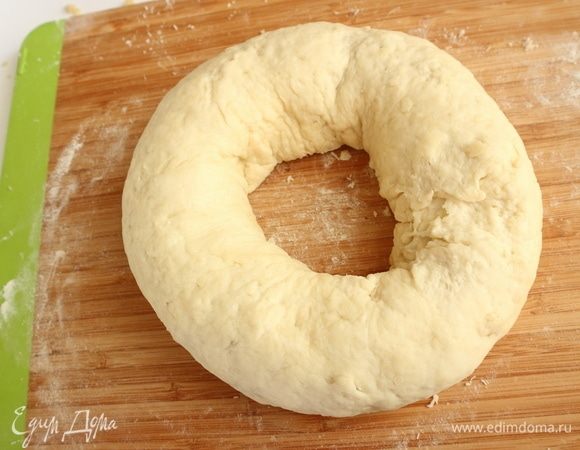 Скатать тесто с начинкой в рулет по длинной стороне. Рулет свернуть кольцом, скрепить края.