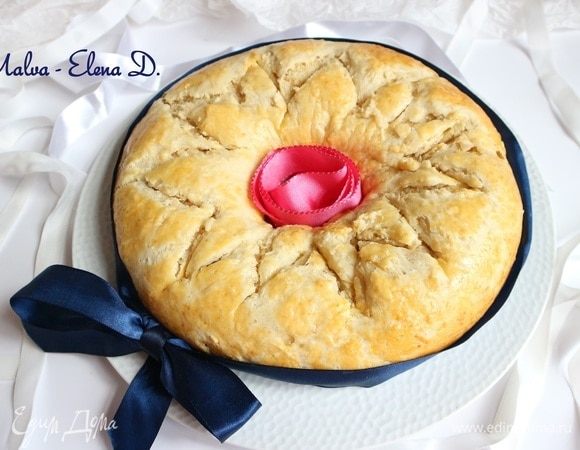 Вынуть пирог из духовки, дать остыть. При подаче орехового венка его можно украсить  лентами, ягодами или небольшим букетиком цветов. Это если гости на пороге.