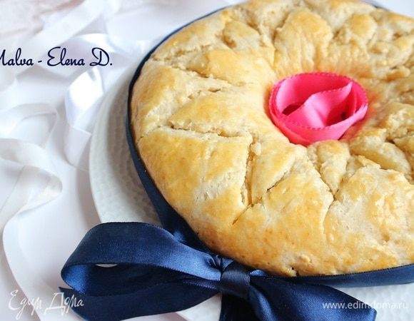 Нарезать остывший пирог и подавать к чаю. 