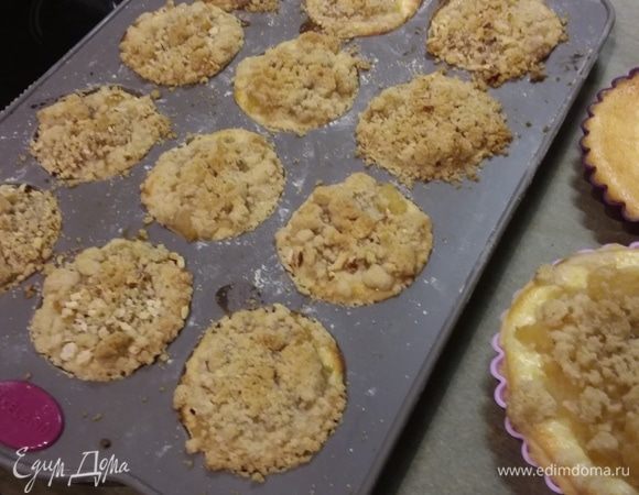 Выпекать в заранее разогретой до 180°С духовке около 30-35 минут до золотистого цвета. 