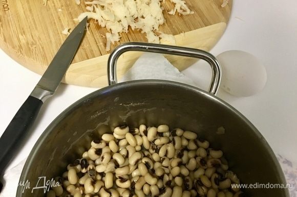 С помощью погружного блендера измельчить фасоль. Необязательно в состояние пюре. Очень вкусно когда в текстуре биточков попадаются маленькие крупинки фасолинки.