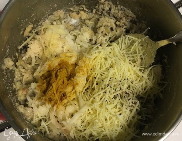 К фасолевому пюре добавить натертый картофель, сыр, соль и свежемолотый черный перец по вкусу. А также куркуму на кончике ножа. Фасолевое тесто перемешать.