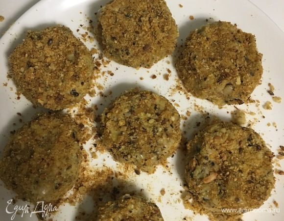 Из фасолевого теста сформировать кругленькие котлетки-биточки. Каждый биточек обвалять в сухарной крошке.