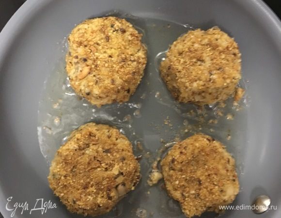 Отправить на сковороду в разогретое масло. Жарятся биточки довольно быстро. Надо просто зазолотить с обеих сторон и снимать со сковороды.