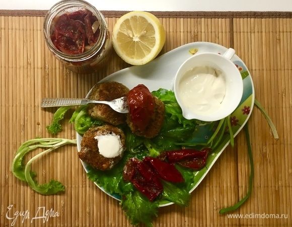 Для подачи в качестве вкусного, сытного и полезного завтрака на тарелочку выкладываем любую зелень. Можно ее сбрызнуть оливковым маслом, соевым соусом, присыпать любыми специями. Выкладываем готовые золотистые биточки. Не забудем сметанки в креманочку, сливочность сметаны идеально сочетается с фасолевым вкусом! Ну и самый последний штрих — открываем баночку вяленых томатов и по 2-3 половинки на каждый биточек! Мне было очень вкусно, надеюсь и вам понравилось.😉