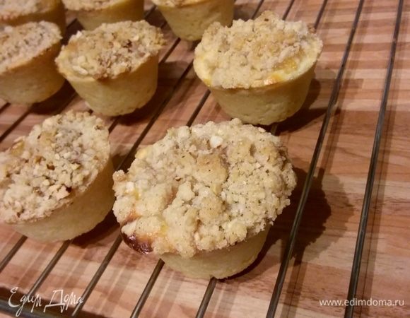 Дать немного остыть, аккуратно достать из формочек, окончательно охладить на решетке. 