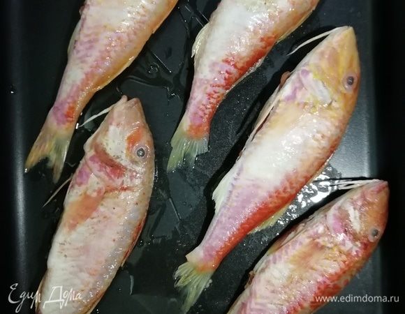 Подготовленную барабульку уложите на противень. Сбрызните соком лимона.