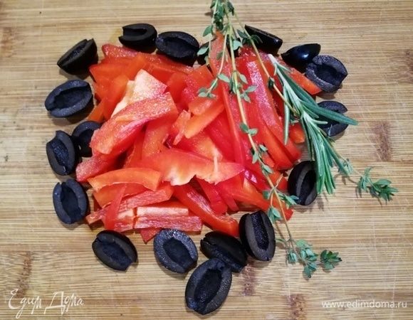 Нарежьте болгарский перец и маслины.