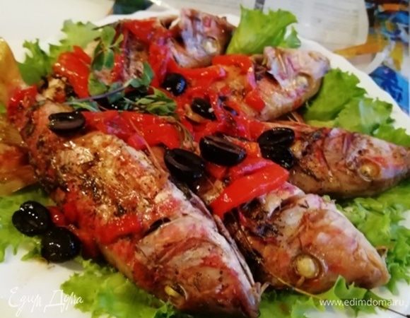 Готовую барабульку выложите на листья салата, сверху уложите овощи и сбрызните все соком лимона.